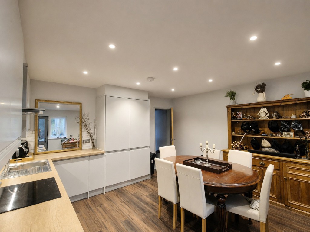 Lot: 119 - WELL PRESENTED COTTAGE FOR INVESTMENT - Kitchen Dining room 2